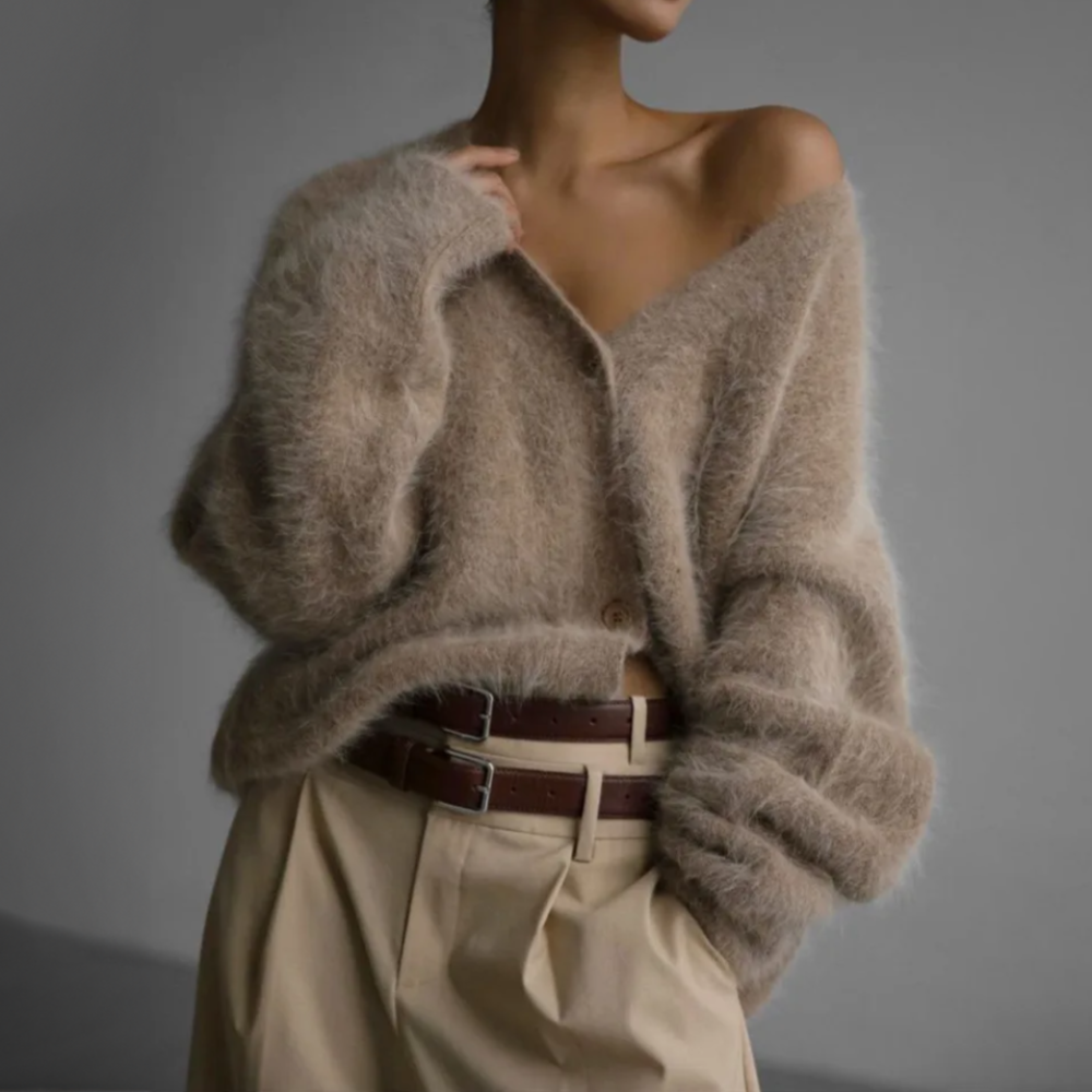 Amara oversized gebreid vest met V-hals, vooraanzicht close-up