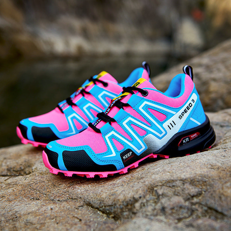 Anouk roze en blauwe trail hardloopschoenen op rots