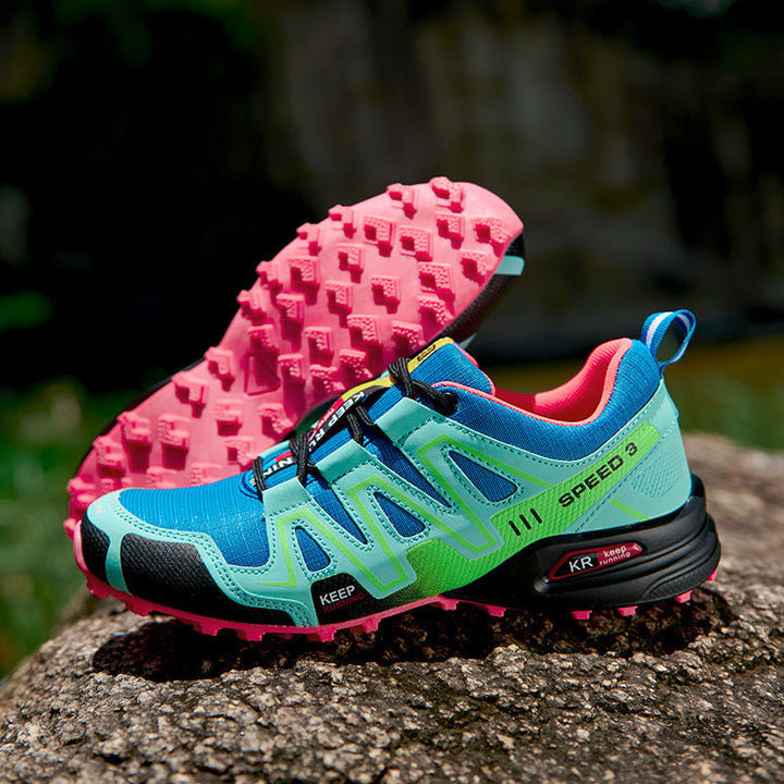 Anouk turquoise en groene trail hardloopschoenen op rots