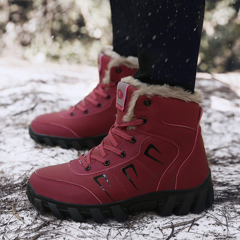 Anouk bordeauxrode gevoerde snowboots met bontrand, zijaanzicht gedragen