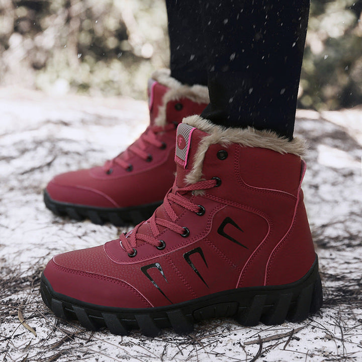 Anouk bordeauxrode gevoerde snowboots, close-up vooraanzicht gedragen