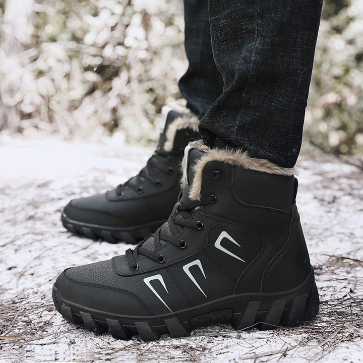 Anouk zwarte gevoerde snowboots met veters, close-up gedragen