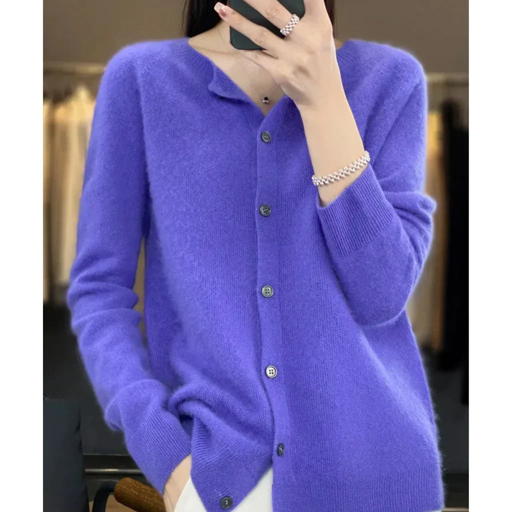 Anouk paarse wollen cardigan, zijaanzicht met telefoon