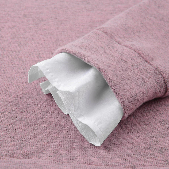 Anouk oversized gebreide trui in roze, close-up mouwomslag met wit overhemd