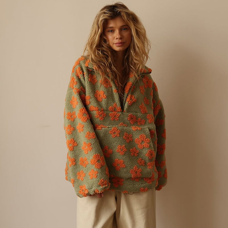 Bente bloemenprint fleece trui in groen en oranje, vooraanzicht