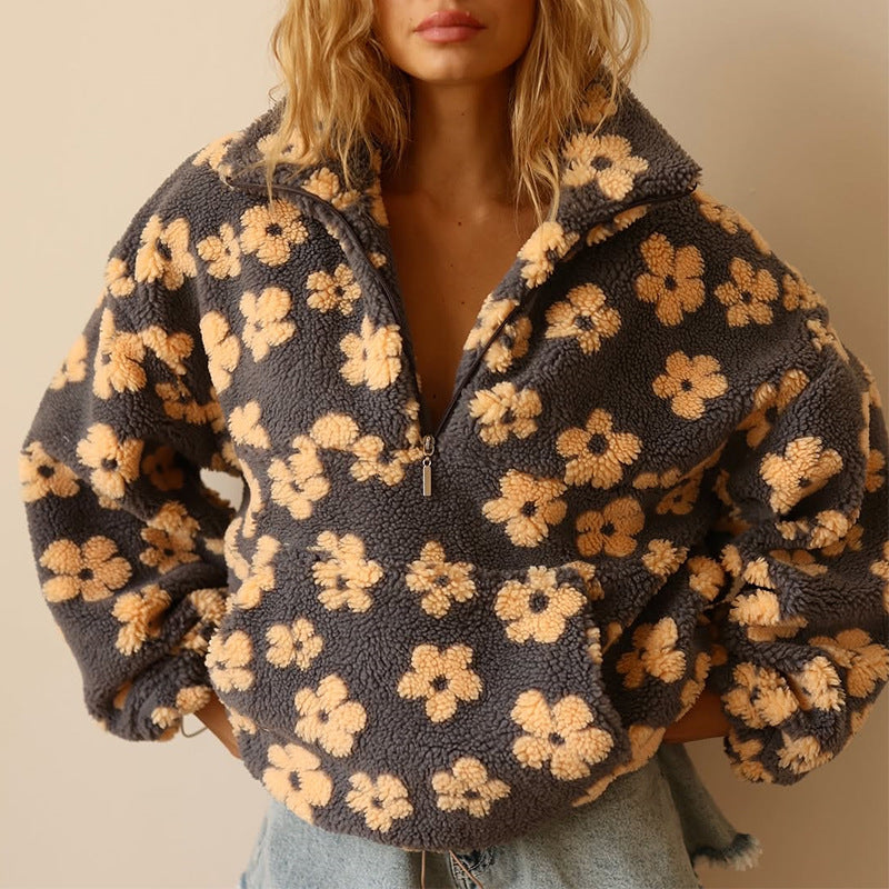 Bente bloemenprint fleece trui, zittend op de bank