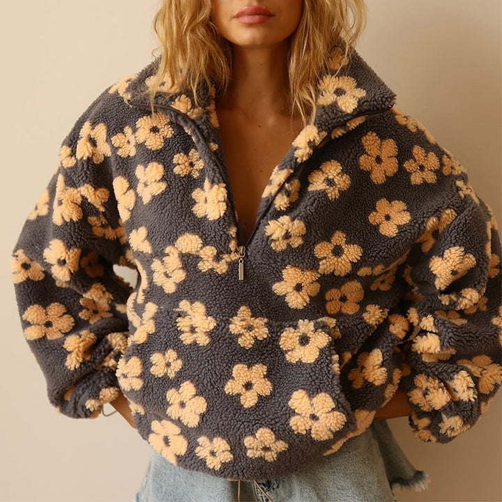 Bente bloemenprint fleece trui, zittend op de bank