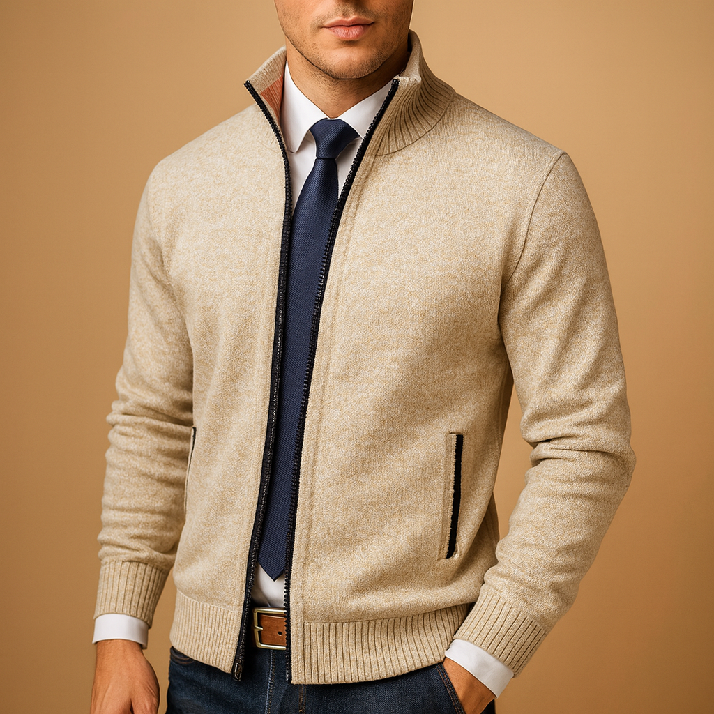 Close-up van Bram beige gebreid vest met ritssluiting en opstaande kraag