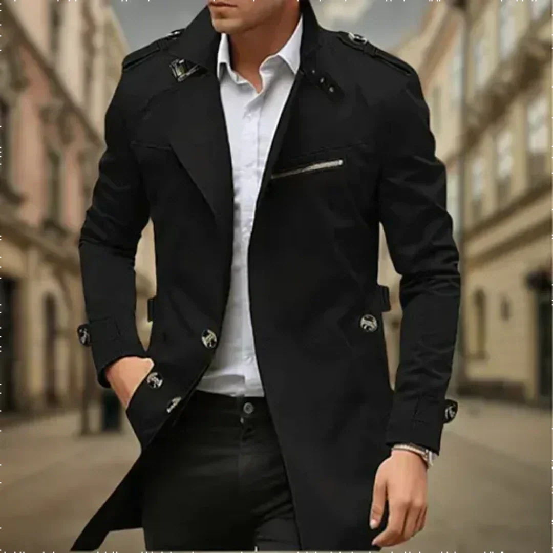 Bram klassieke lange trenchcoat, vooraanzicht met handen in zakken