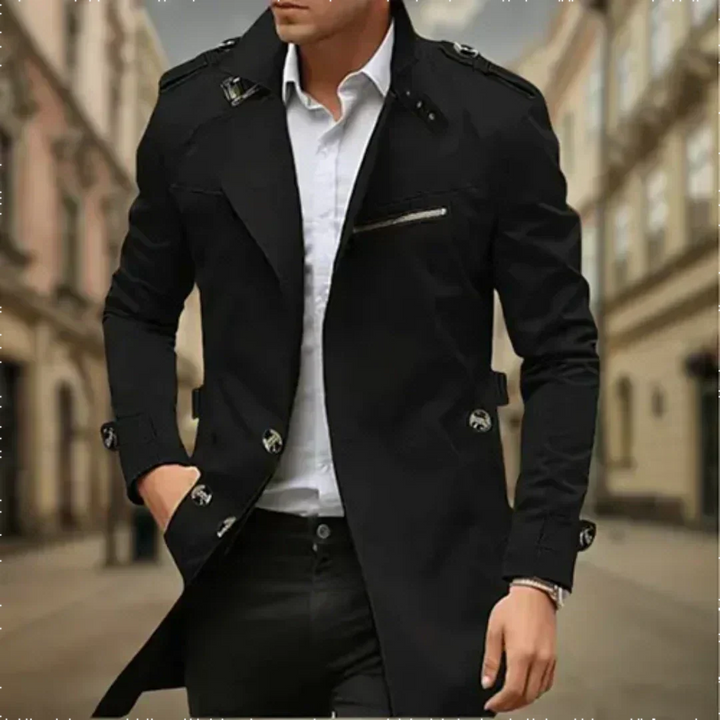 Bram klassieke lange trenchcoat, vooraanzicht met handen in zakken