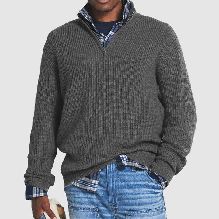 Bram grijze rib quarter-zip gebreide pullover, vooraanzicht met geruit overhemd