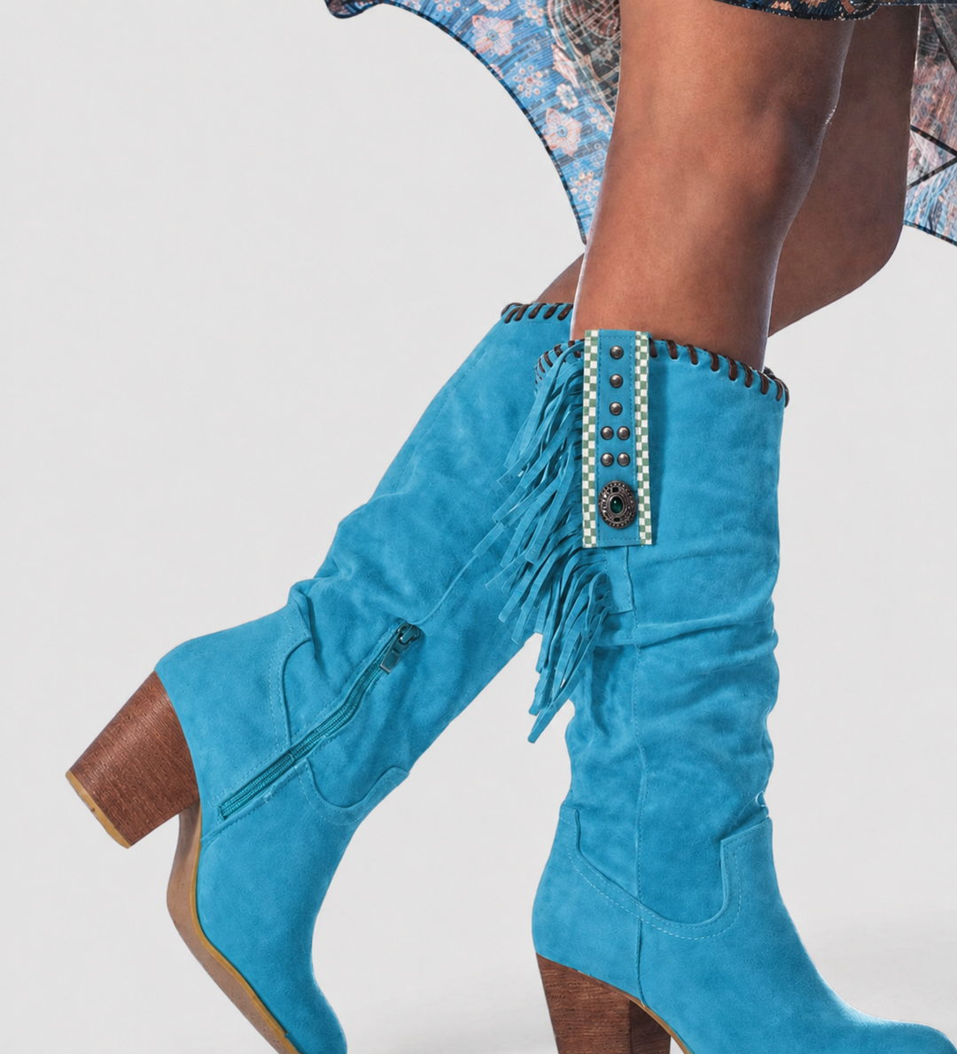 Charlotte kniehoge laarzen in turquoise suède met franjes, close-up