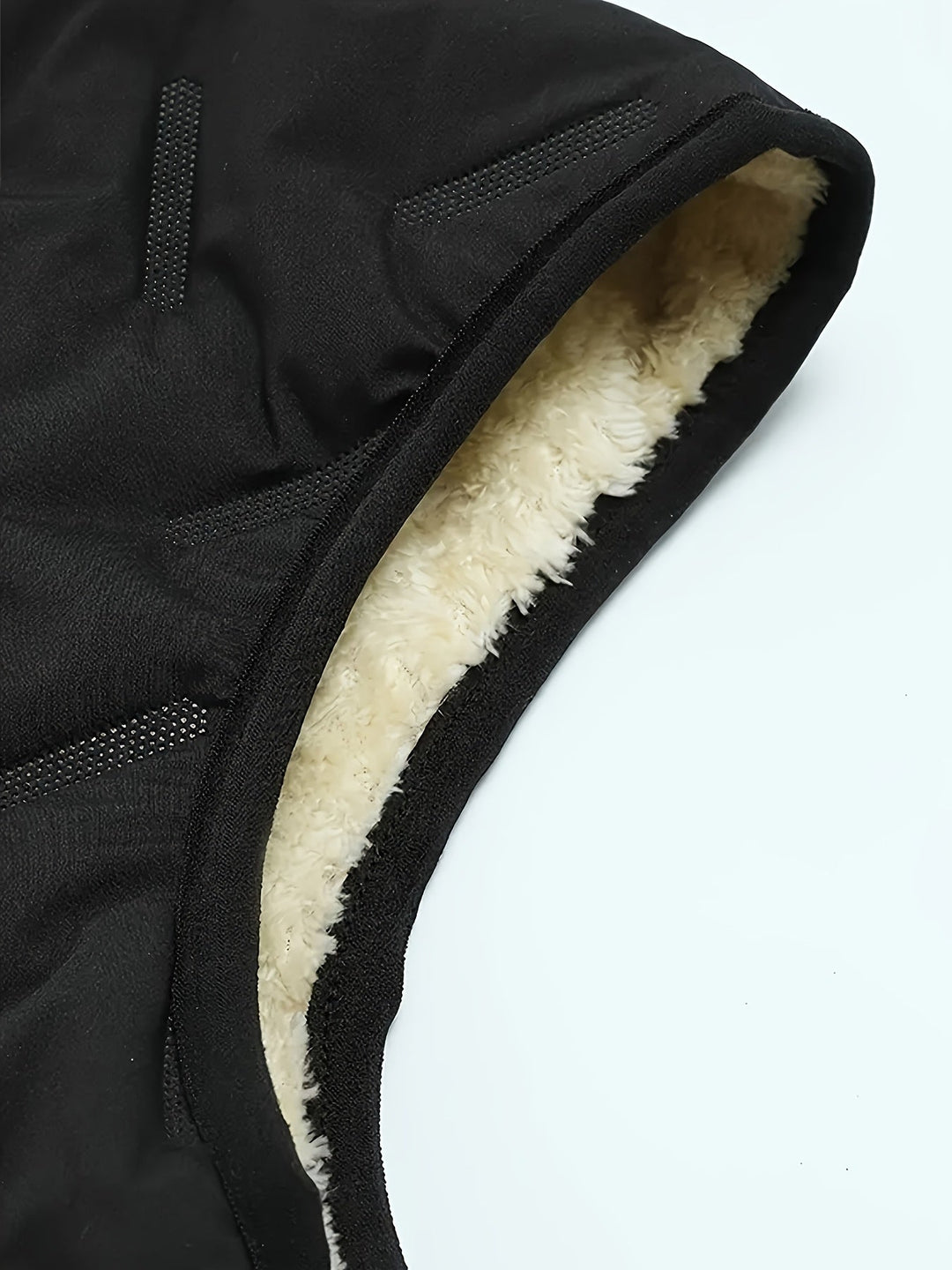 Close-up van de kraag met zichtbare fleece voering