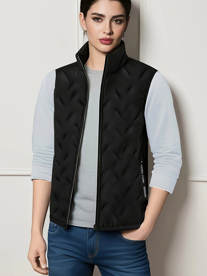Model draagt de Daan bodywarmer over een lichte top, vooraanzicht vrouw