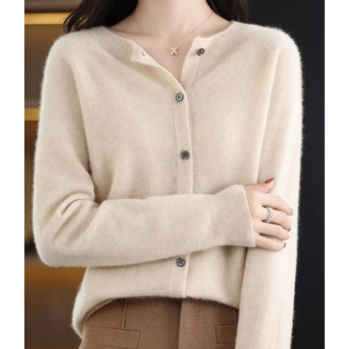 Esmee ronde hals cardigan in beige, vooraanzicht met knoopsluiting