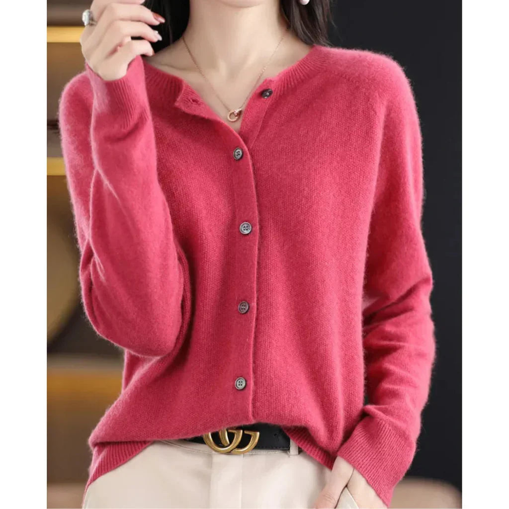 Esmee ronde hals cardigan in rood, vooraanzicht met riem