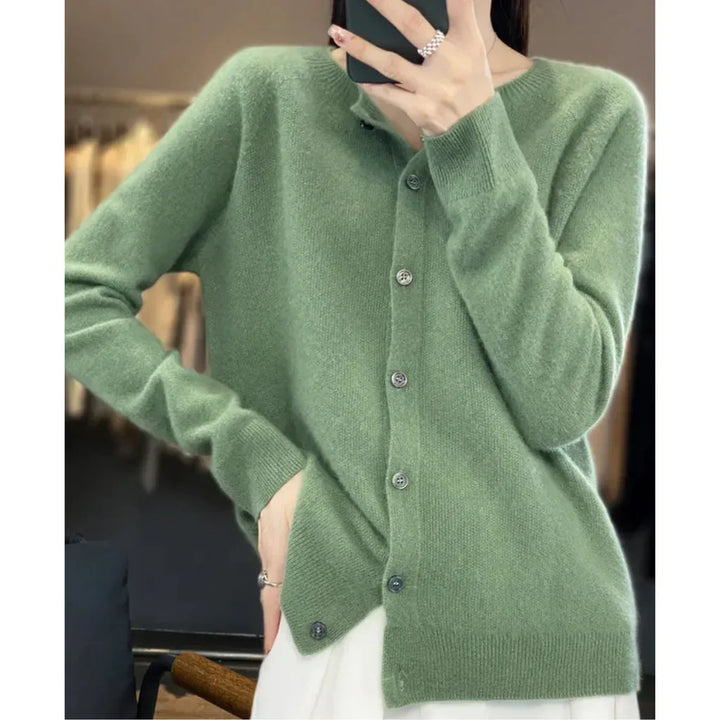 Esmee ronde hals cardigan in groen, zijaanzicht met telefoon