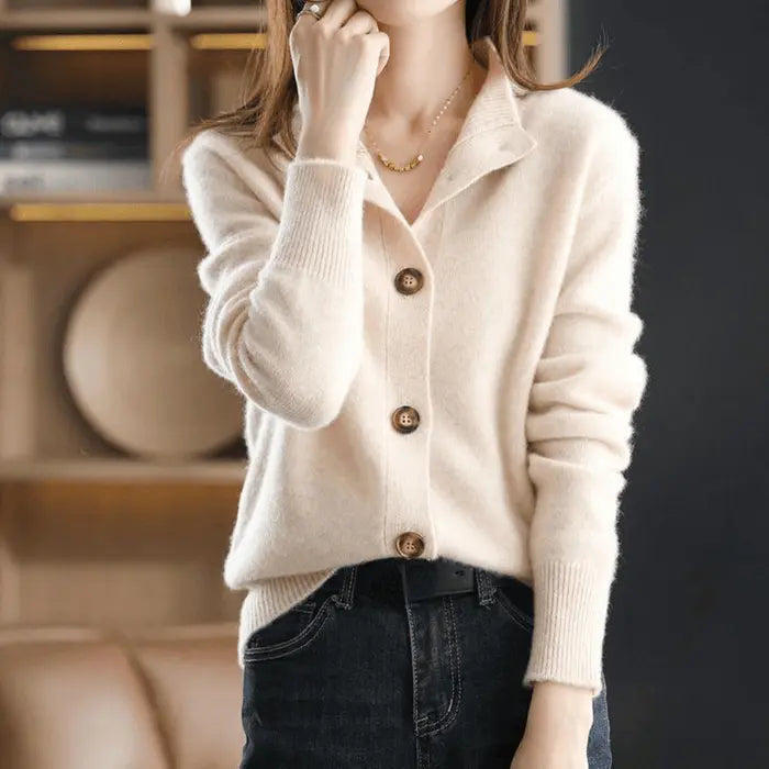 Evelien crème gebreid vest, model met hand bij kraag