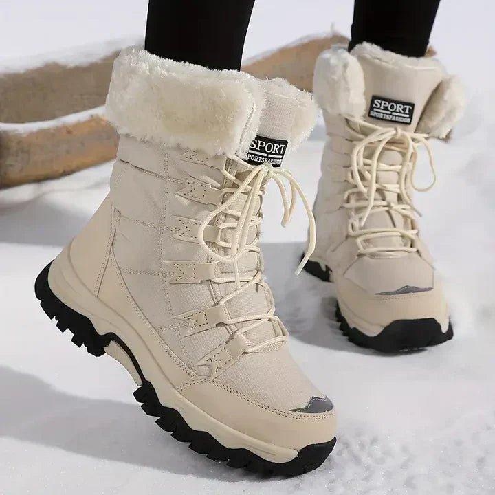 Evi beige gevoerde sneeuwlaarzen met veters, vooraanzicht in de sneeuw