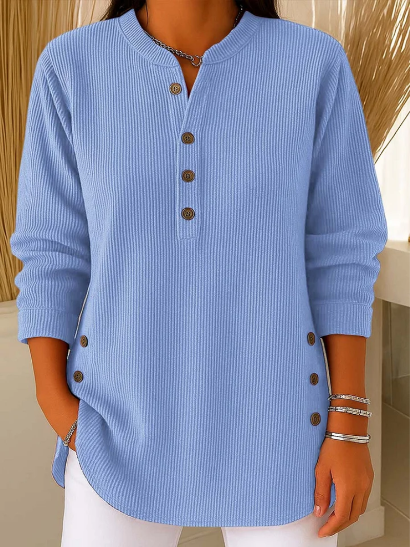 Femke blauwe geribbelde blouse met knoopdetails, vooraanzicht