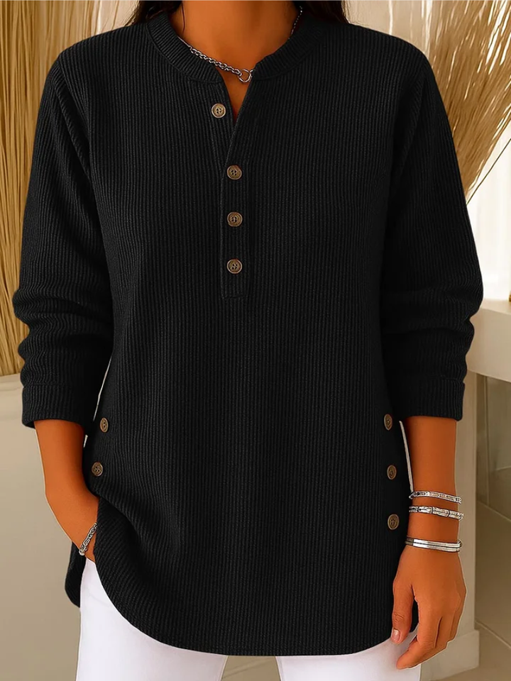 Femke zwarte geribbelde blouse met knoopdetails, vooraanzicht