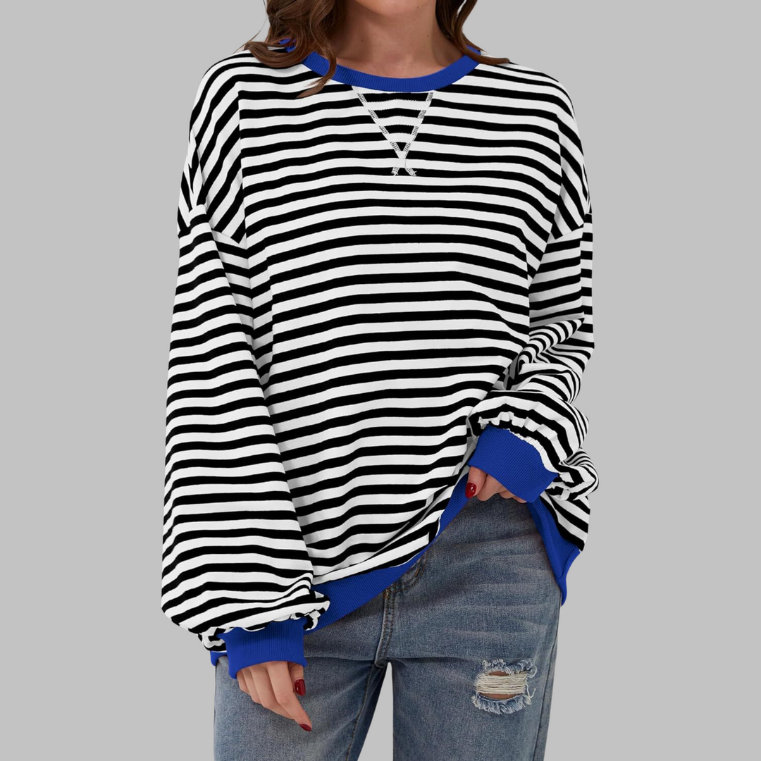 Femke zwart wit gestreepte sweater met blauwe boorden, vooraanzicht