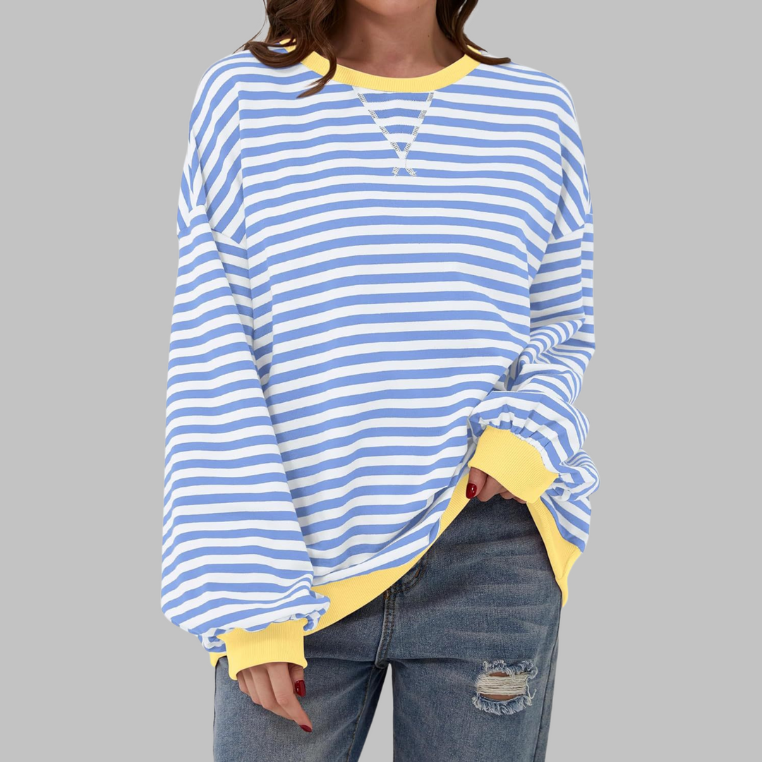 Femke lichtblauw wit gestreepte sweater met gele boorden, vooraanzicht