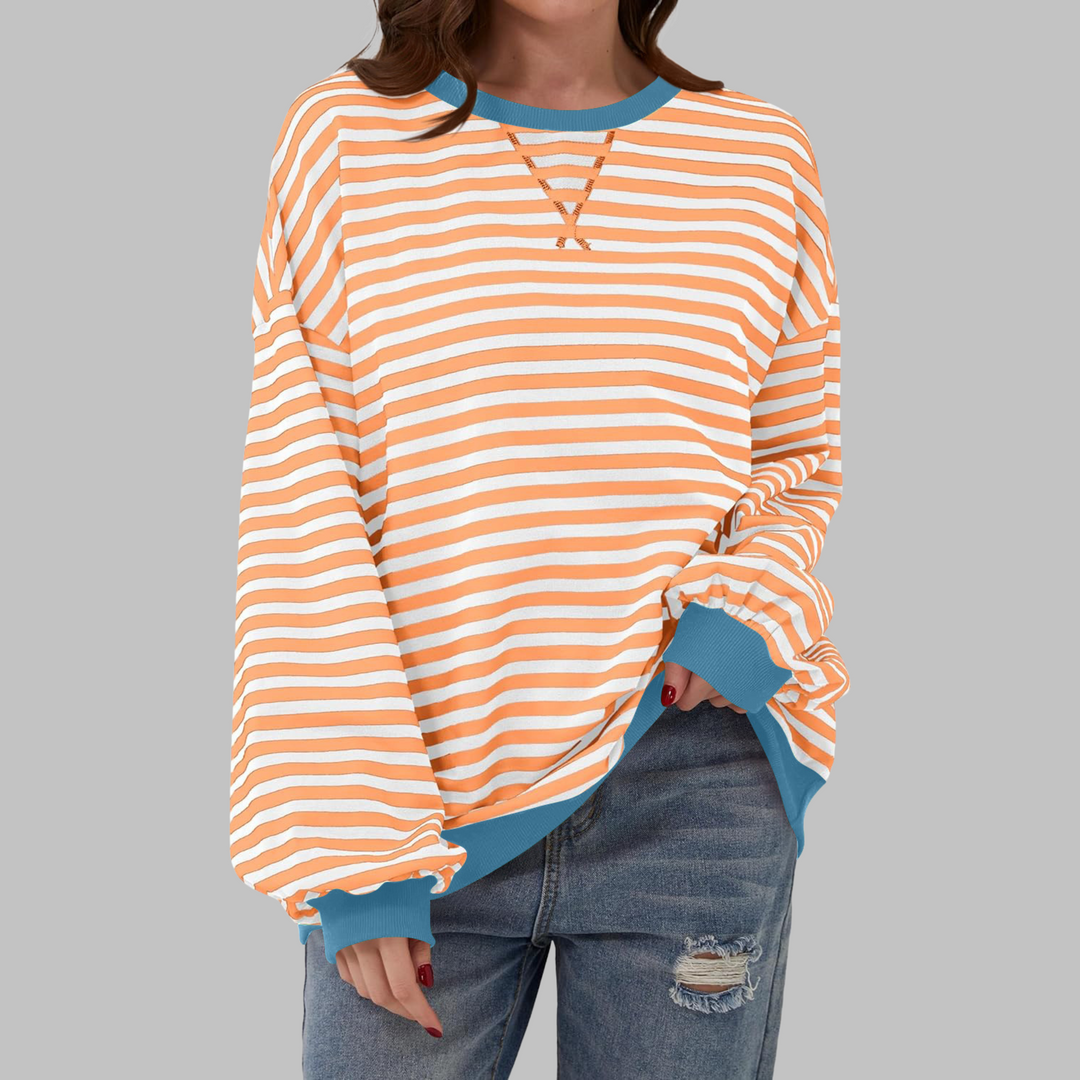Femke oranje wit gestreepte sweater met blauwe boorden, vooraanzicht