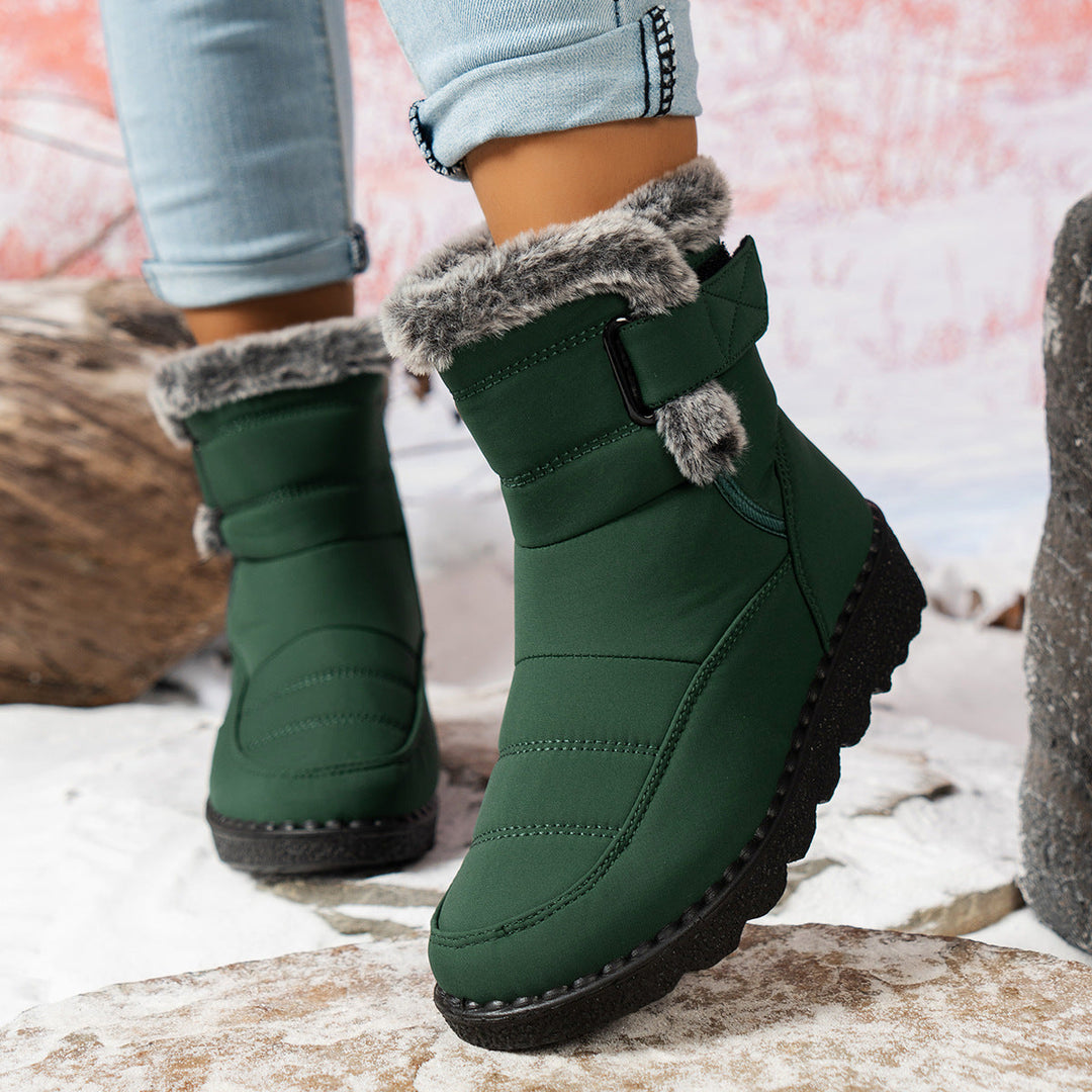 Femke groene snowboots met bontrand, close-up zijaanzicht
