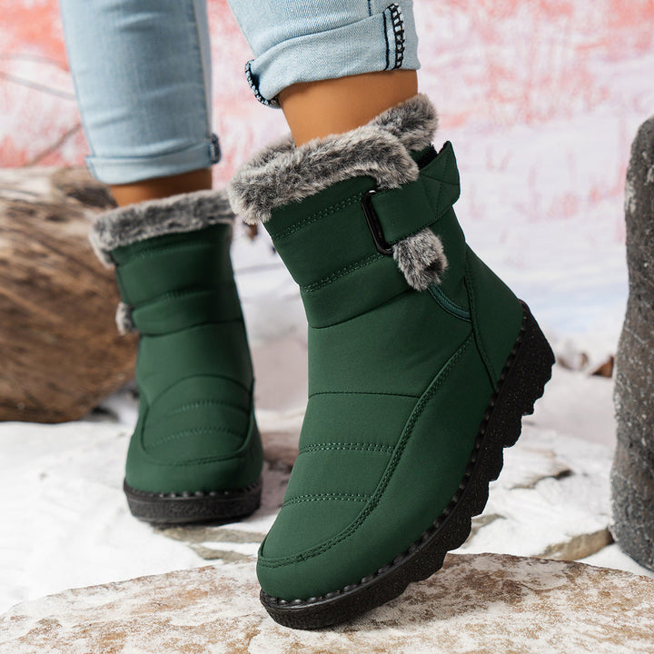 Femke groene snowboots met bontrand, close-up zijaanzicht