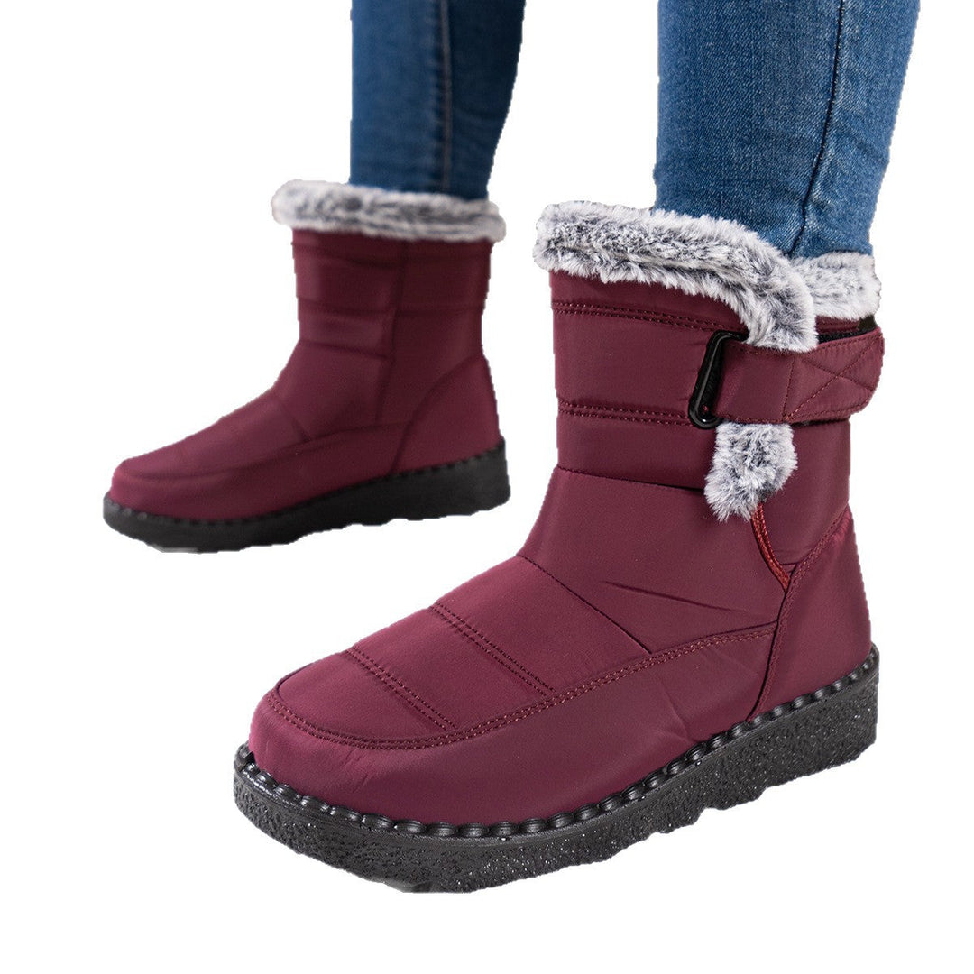 Femke bordeauxrode snowboots close-up detail
