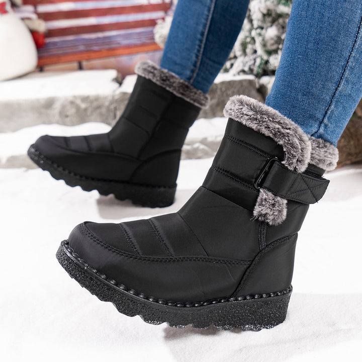 Femke zwarte snowboots met klittenbandsluiting op trap
