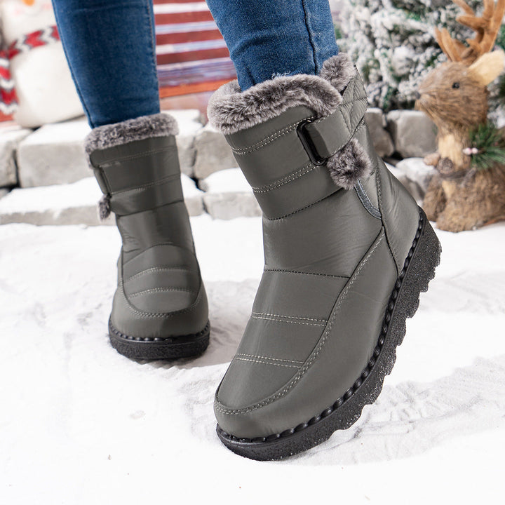 Femke grijze snowboots met bontrand in de sneeuw