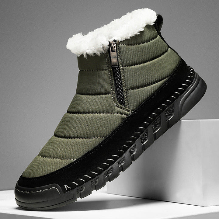 Femke groene snowboots in dynamisch perspectief op sokkel