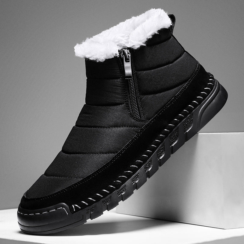 Femke zwarte snowboots in dynamisch perspectief op sokkel