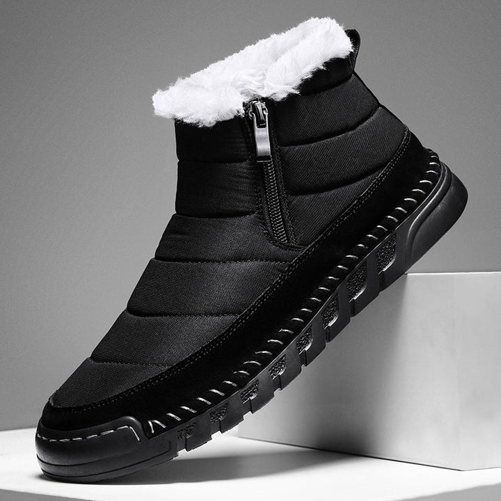 Femke zwarte snowboots in dynamisch perspectief op sokkel
