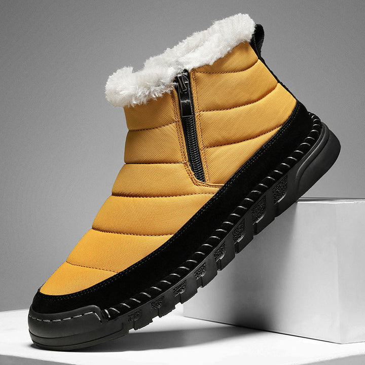 Femke gele snowboots in dynamisch perspectief op sokkel