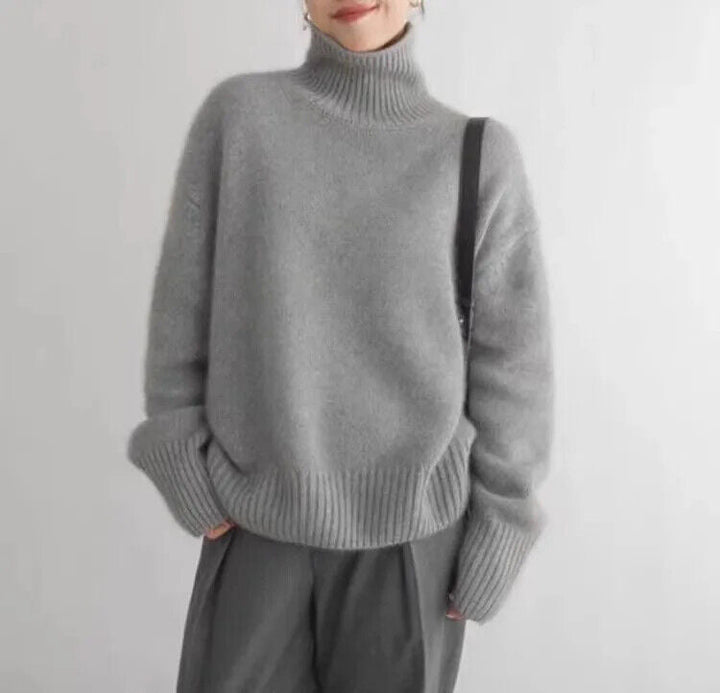 Femke oversized coltrui in grijs, vooraanzicht met tas