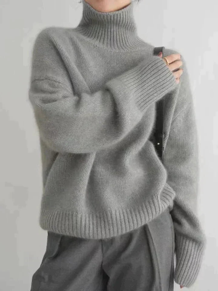 Femke oversized coltrui in grijs, close-up van kraag en mouwen