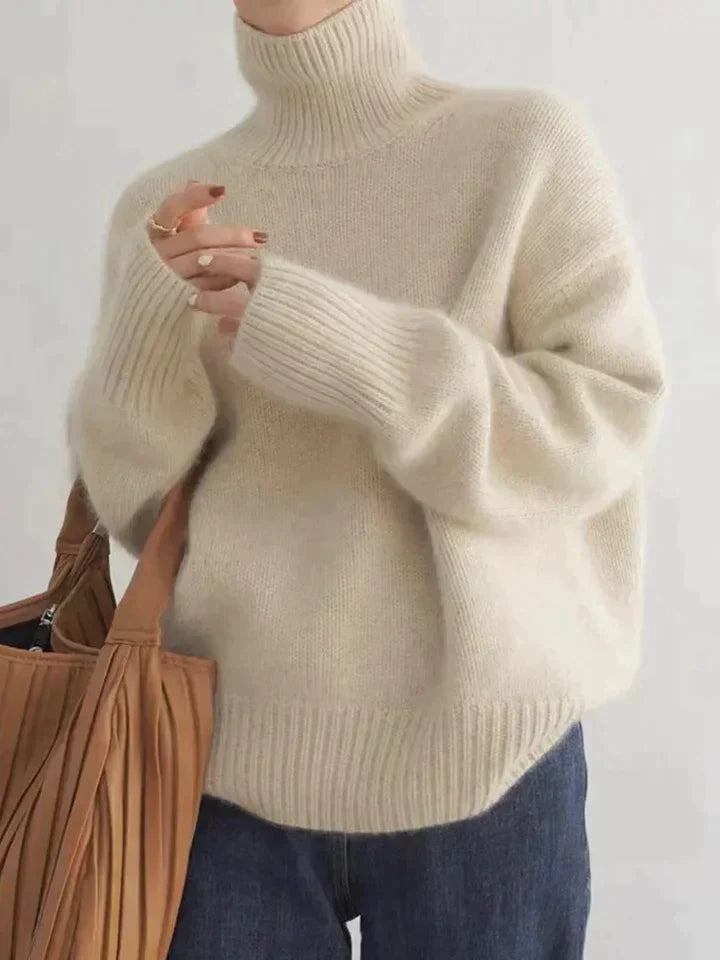 Femke oversized coltrui in beige, close-up detail
