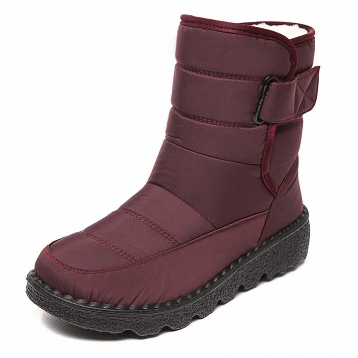 Femke bordeauxrode snowboot, zijaanzicht met klittenbandsluiting