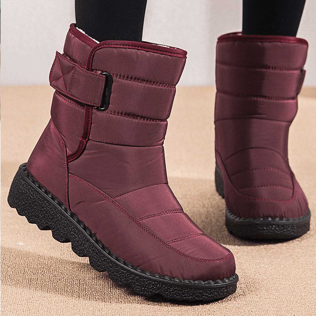 Model draagt Femke bordeauxrode snowboots, close-up
