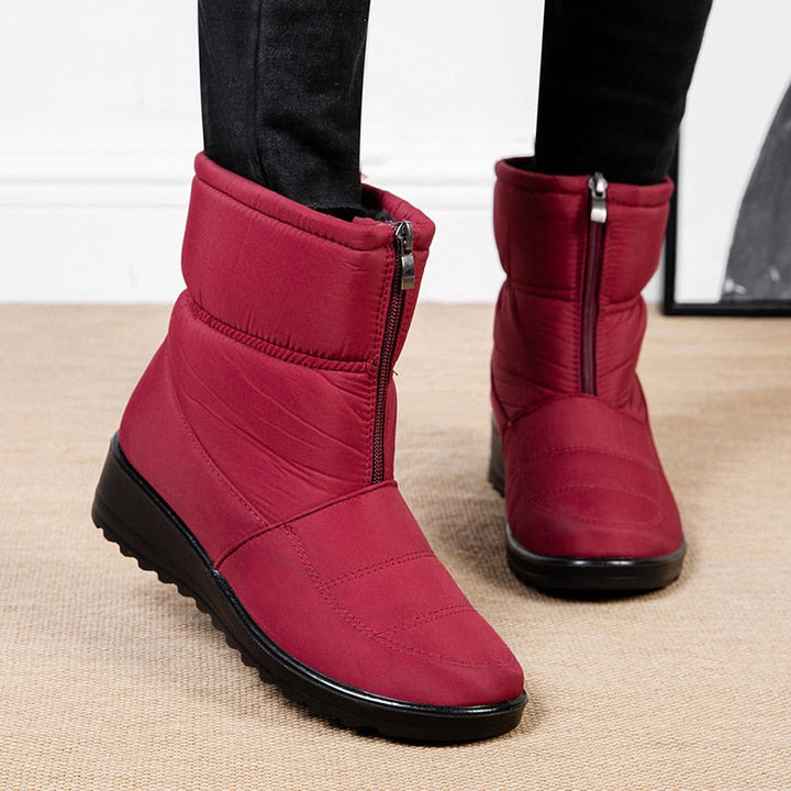 Femke rode waterdichte snowboots met rits, vooraanzicht gedragen
