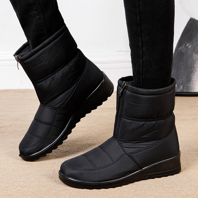 Femke zwarte waterdichte snowboots met rits, vooraanzicht gedragen
