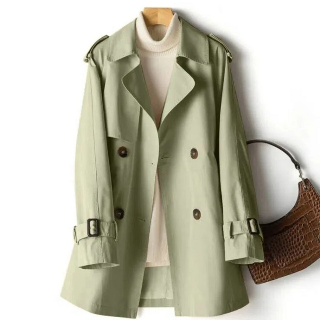 Fenna groene lange trenchcoat met dubbele knopen, vooraanzicht