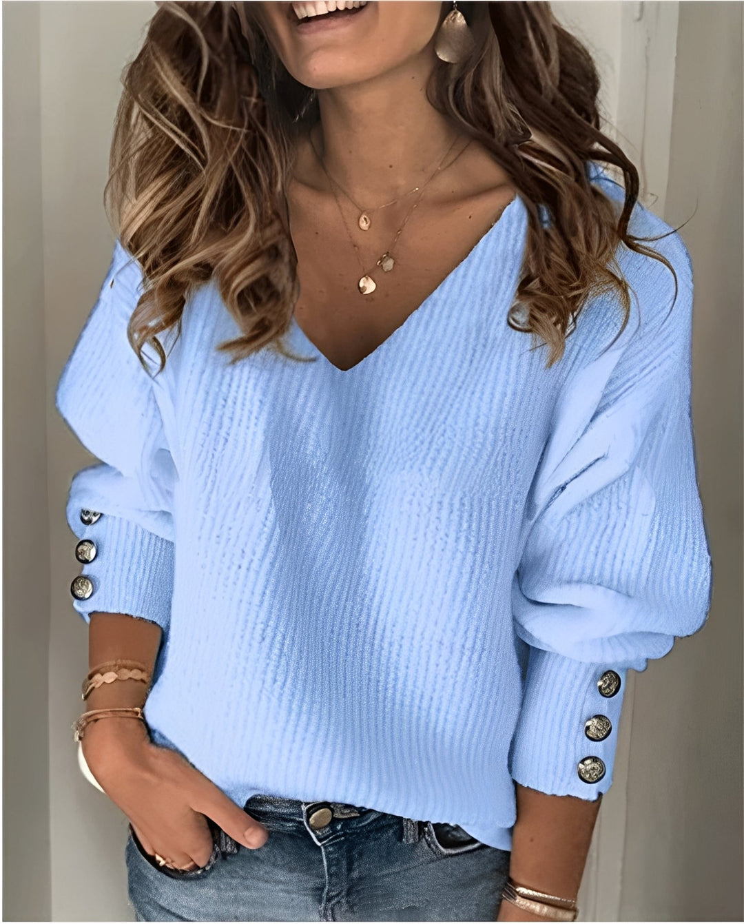 Fleur lichtblauwe V-hals pullover met knoopdetail aan de mouw, vooraanzicht