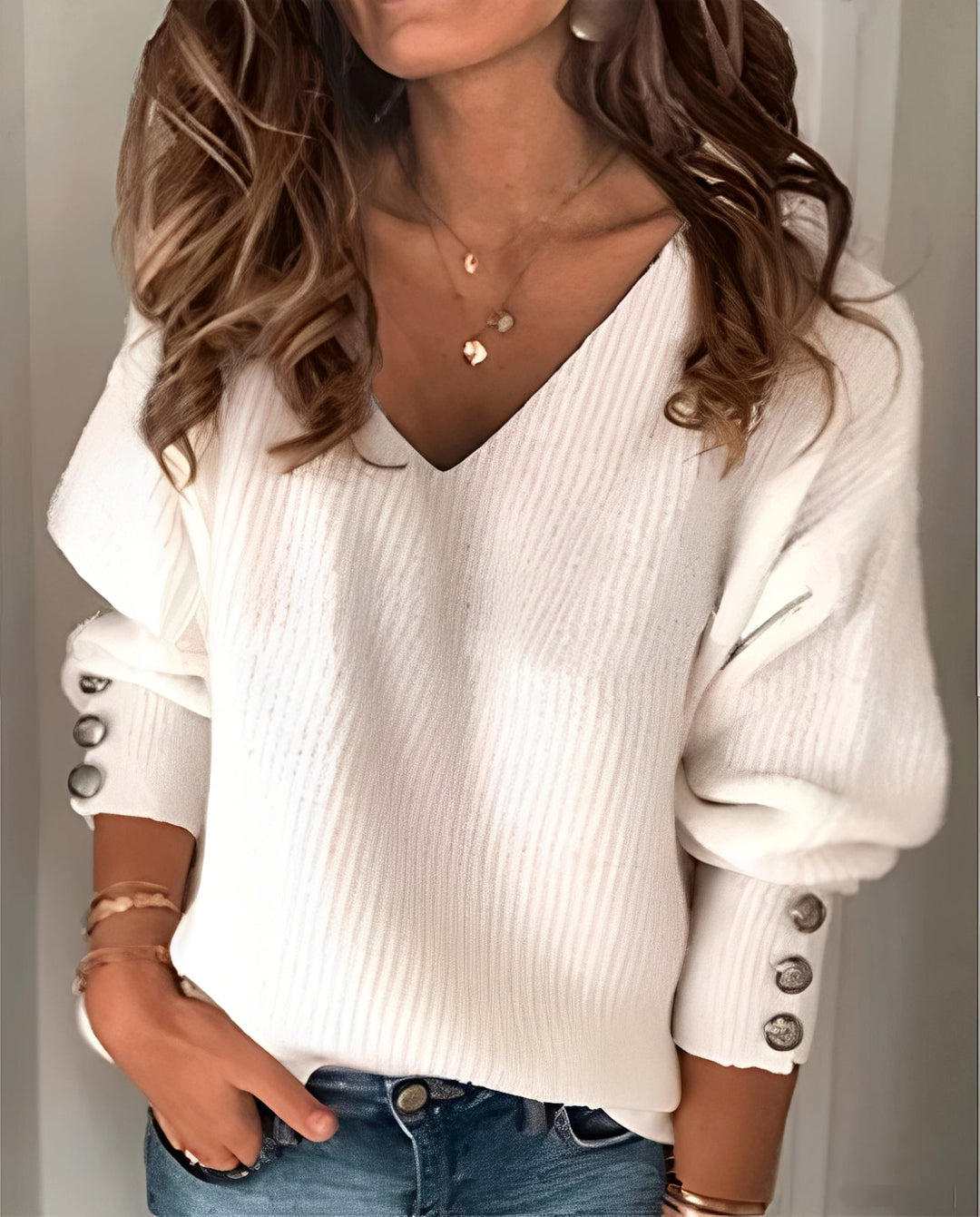 Fleur witte V-hals pullover, close-up mouwdetail