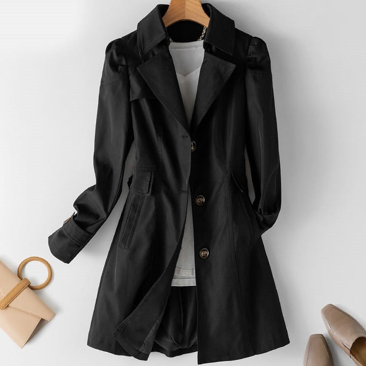 Fleur zwarte trenchcoat met revers kraag, vooraanzicht