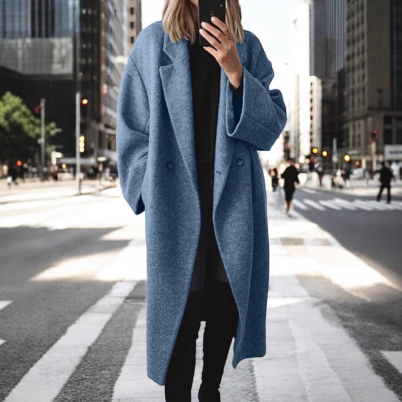 Fleur oversized wollen mantel in blauw, vooraanzicht op straat
