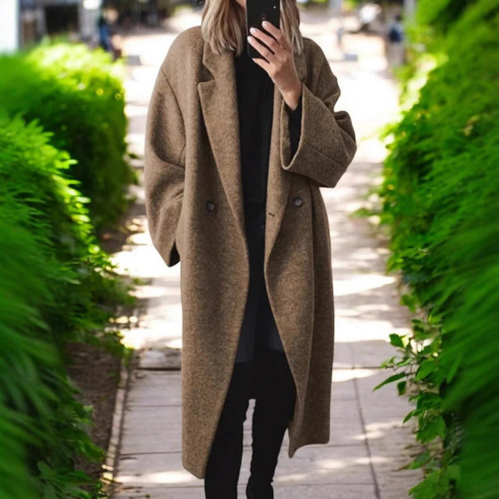 Fleur oversized wollen mantel in bruin, vooraanzicht in groene omgeving